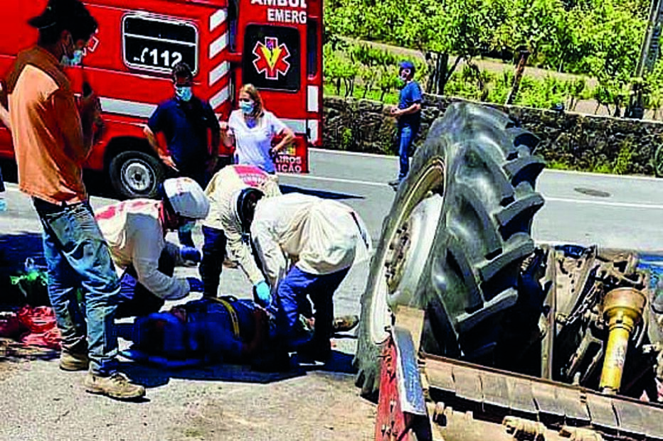 Trator capotou à tarde