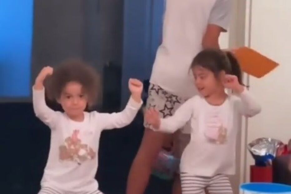 Eva e Alana Martina a dançar