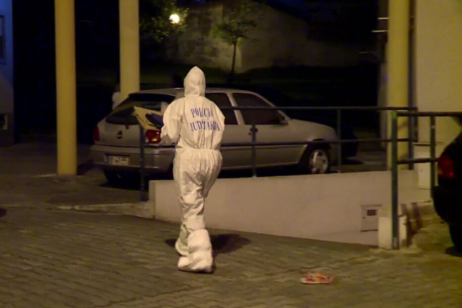 Polícia Judiciária recolheu indícios na casa da família, em Paio Pires, onde ocorreu o crime 