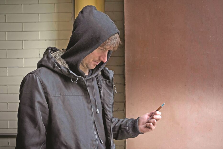 Arguido , que é dependente de drogas, usou seringa em assaltos. Na ‘repetição’ do crime, chegou a mostrar a identificação para que o reconhecessem