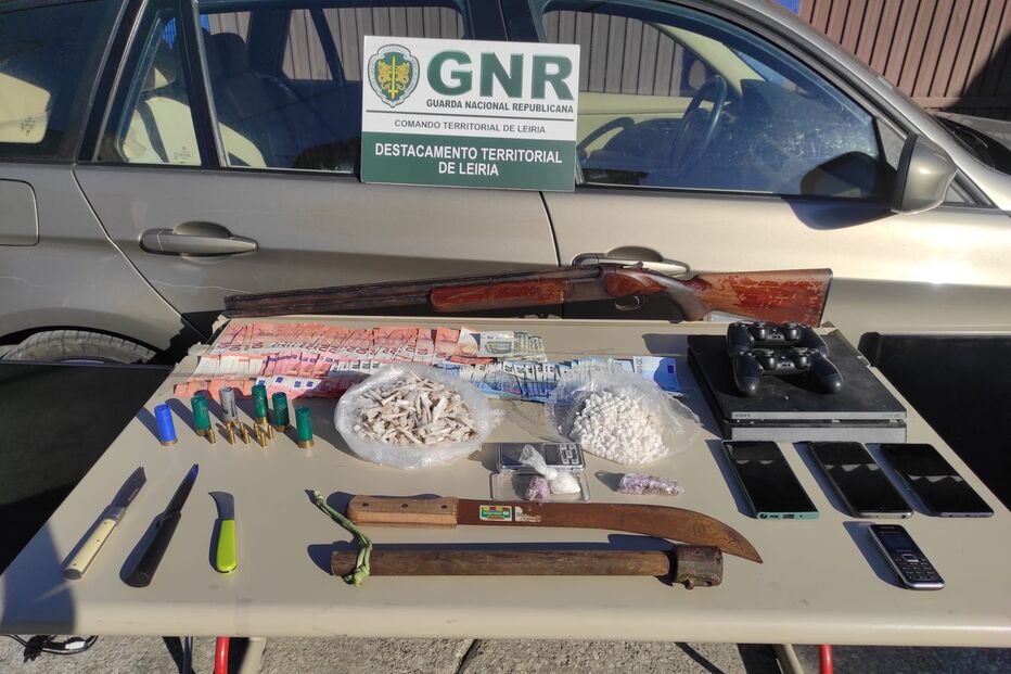 Armas , droga e dinheiro apreendidos