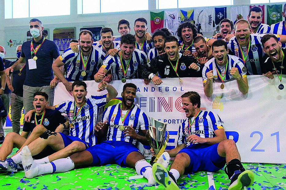 Plantel do FC Porto festejou este domingo a conquista de mais um troféu