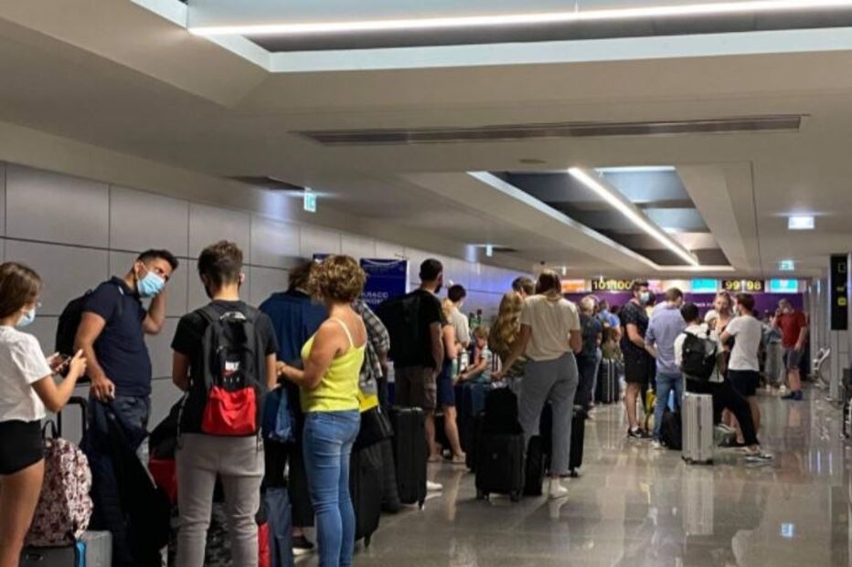 Centenas de britânicos enchem aeroportos para deixar Portugal e evitar quarentena