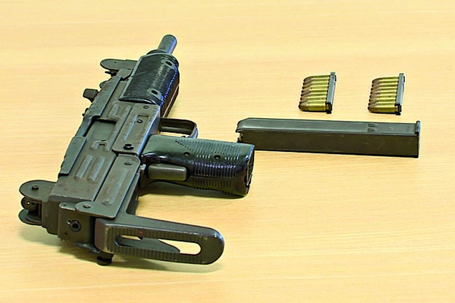 Pistola metralhadora Uzi e munições apreendidas  