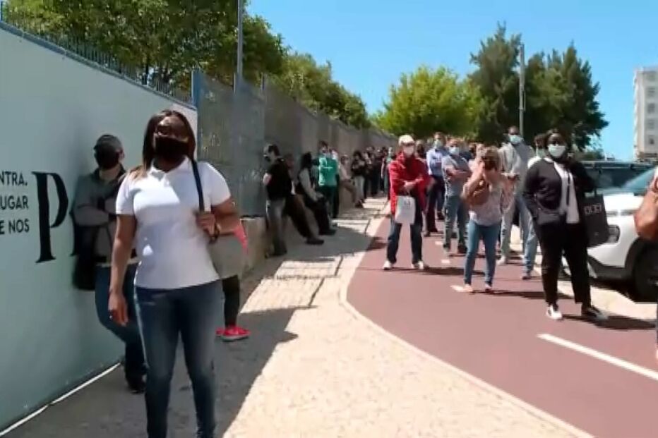 Dezenas esperam por vacina contra Covid-19 em Queluz