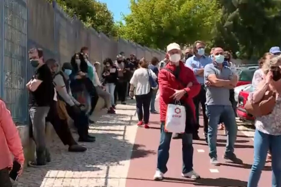 Dezenas esperam por vacina contra Covid-19 em Queluz