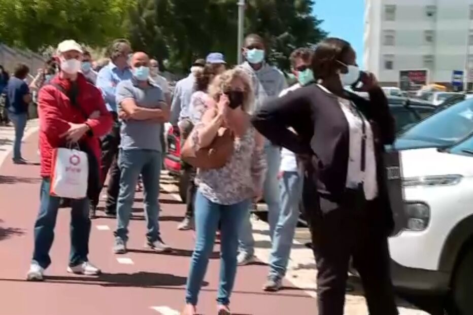 Dezenas esperam por vacina contra Covid-19 em Queluz