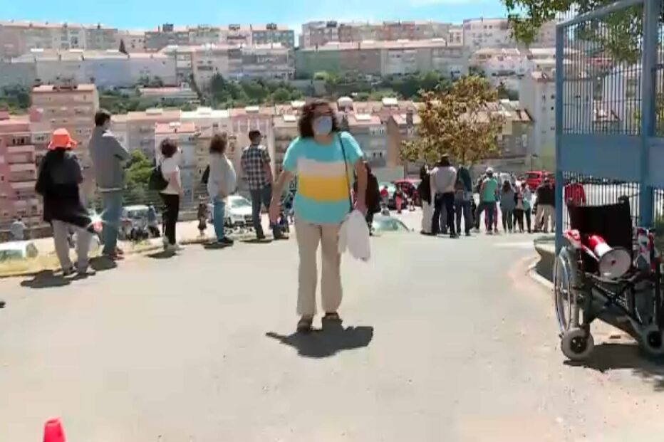 Dezenas esperam por vacina contra Covid-19 em Queluz