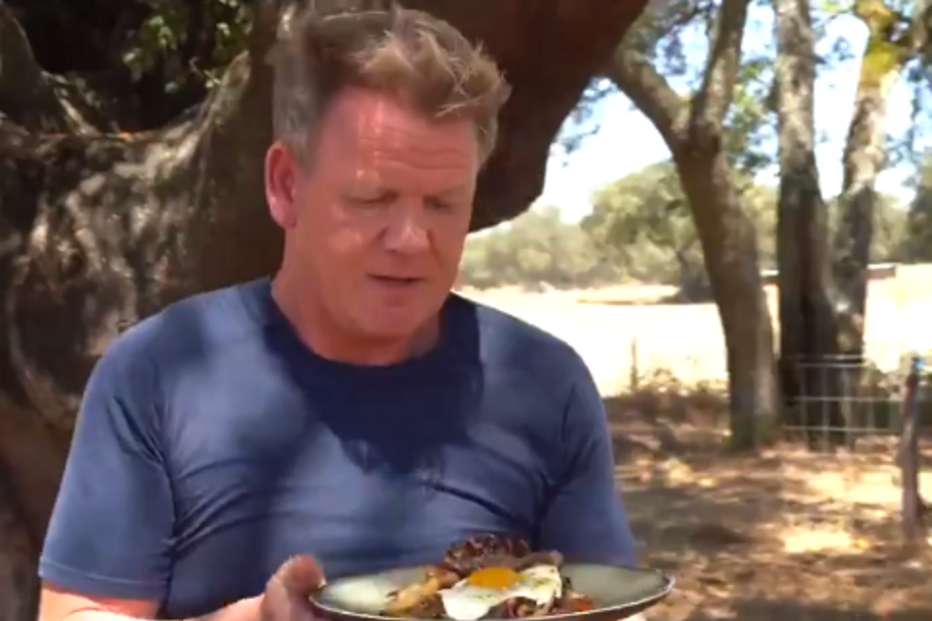 Carne de porco com ovos: Gordon Ramsay gera controvérsia ao cozinhar 