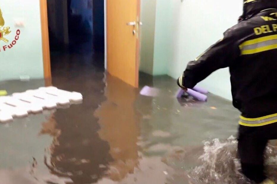 Forte tempestade em Roma inunda ruas e deixa 40 crianças presas em creche alagada