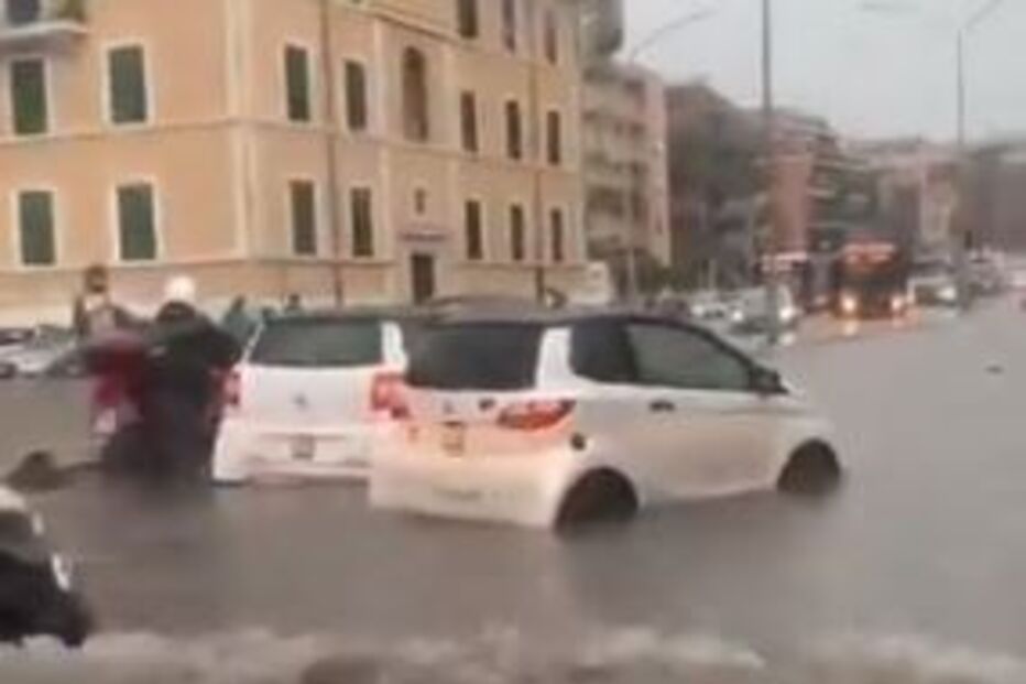 Forte tempestade em Roma inunda ruas 