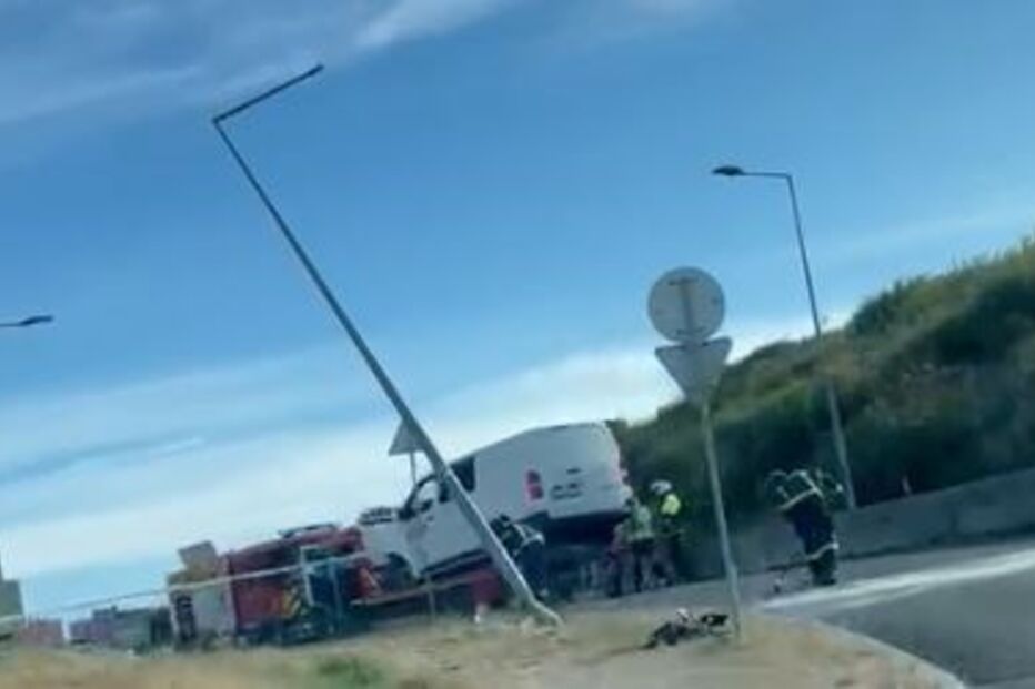 Dois feridos em colisão de carros e despiste contra poste em Lisboa