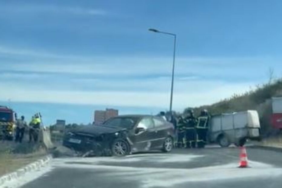 Dois feridos em colisão de carros e despiste contra poste em Lisboa