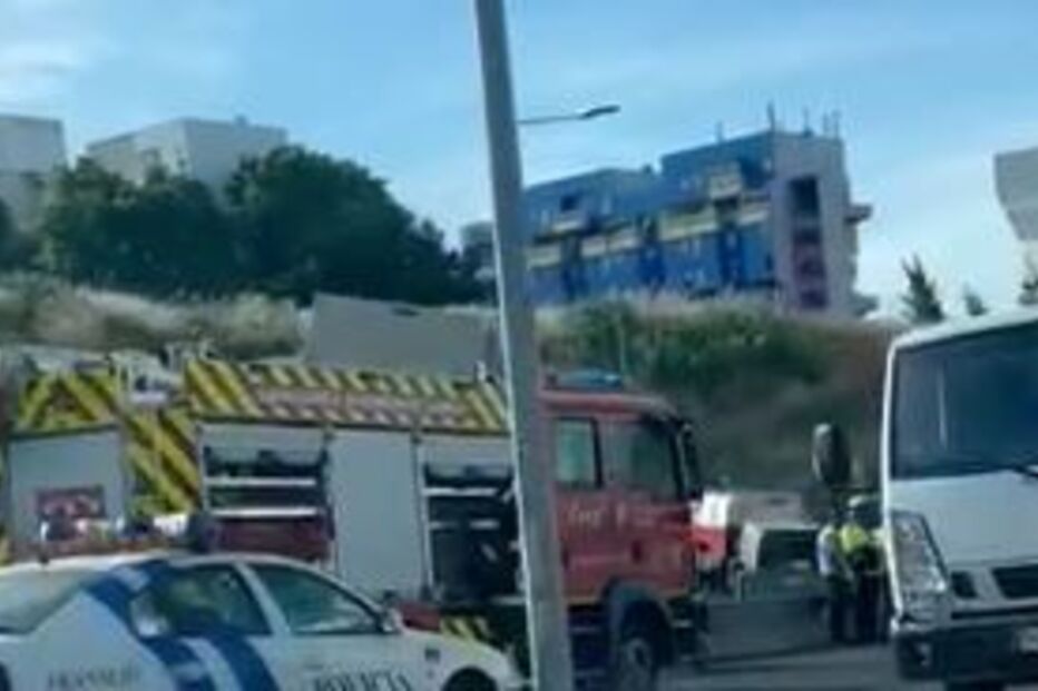 Dois feridos em colisão de carros e despiste contra poste em Lisboa