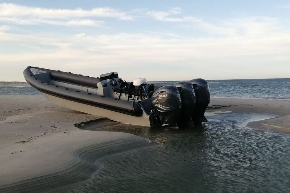 Lancha de traficantes de droga encalha em Tróia