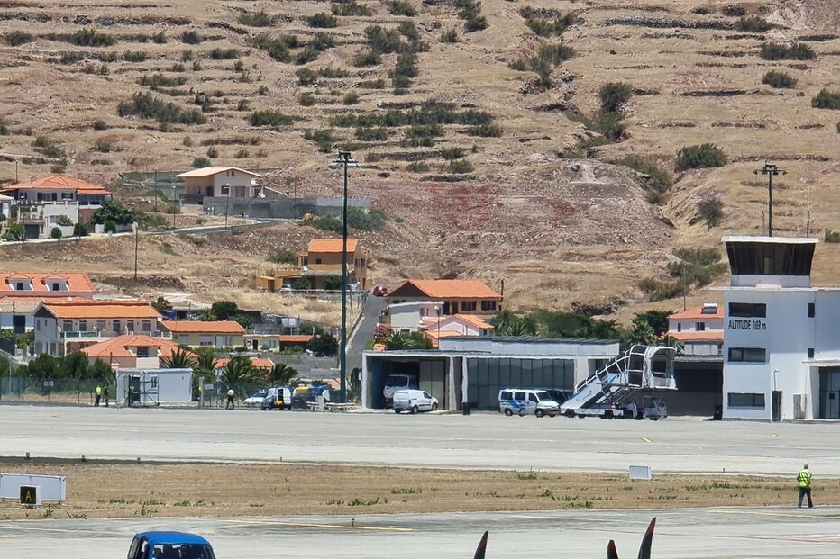 Incidente obriga avião da Força Aérea a aterrar de emergência sem trem no Porto Santo