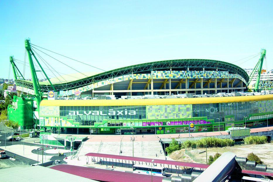 Terão sido realizadas 11 transferências bancárias de uma conta do BESA, no BES, para uma conta da Sporting SAD no BES 