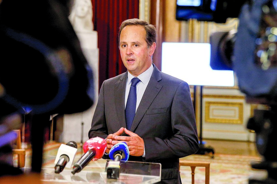 Fernando Medina admitiu que não foi informado pessoalmente pelos serviços da câmara sobre as queixas  