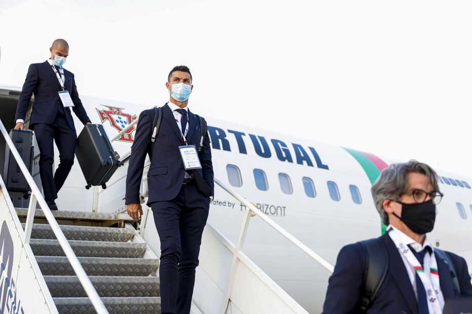Ronaldo à saída do avião com Pepe