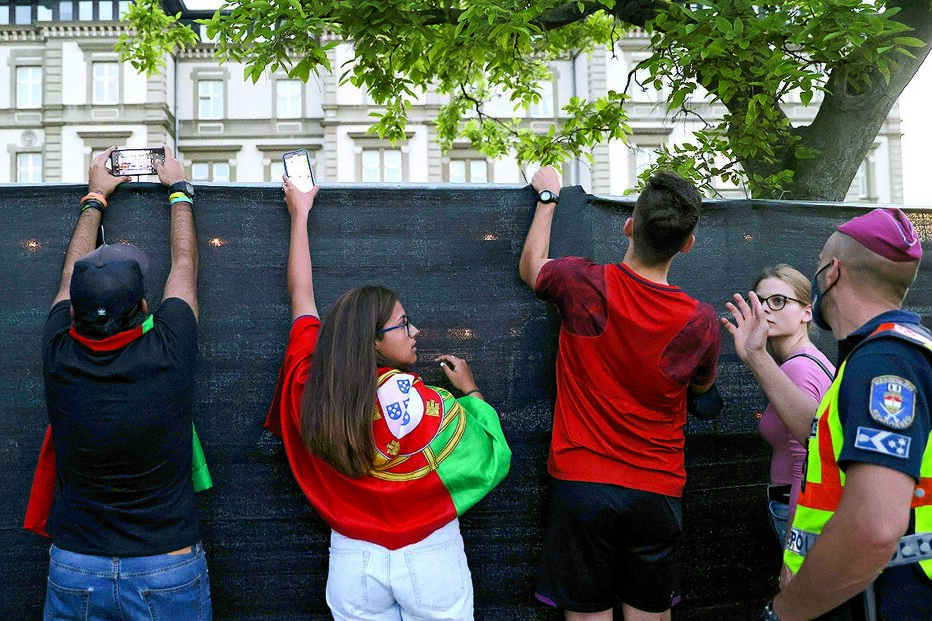 Adeptos junto ao hotel