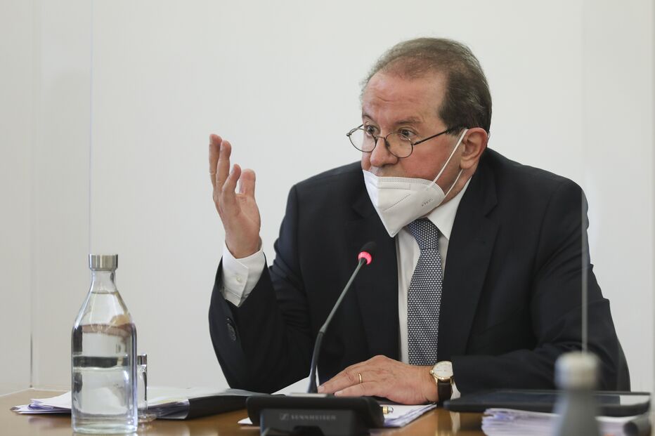 Vítor Constâncio na comissão parlamentar de inquérito a responder aos deputados   