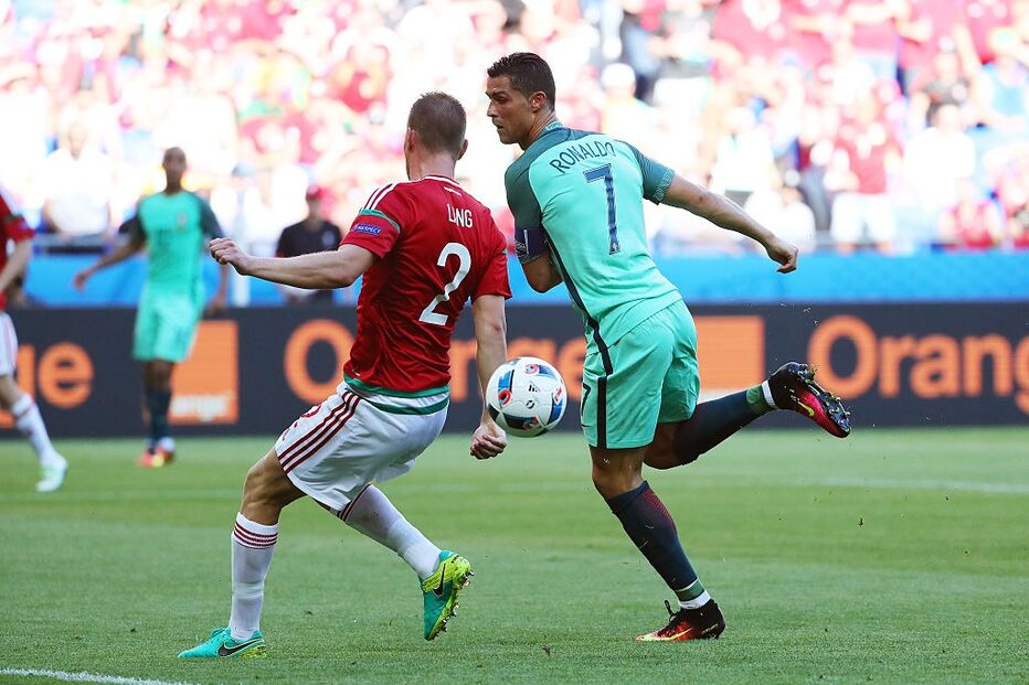 Cristiano Ronaldo marca de calcanhar à Hungria no Euro2016