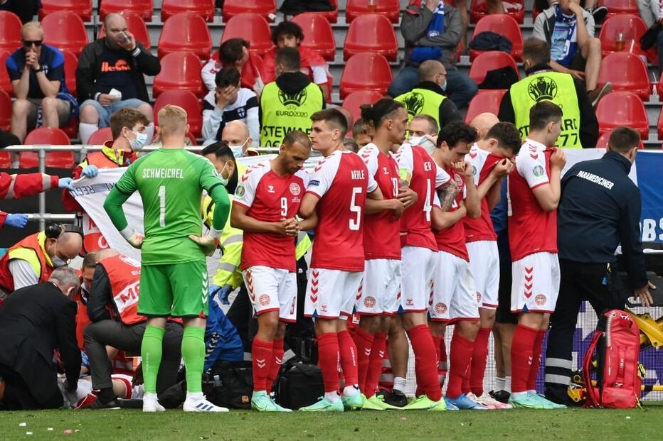 Eriksen cai inanimado no relvado durante jogo do Euro 