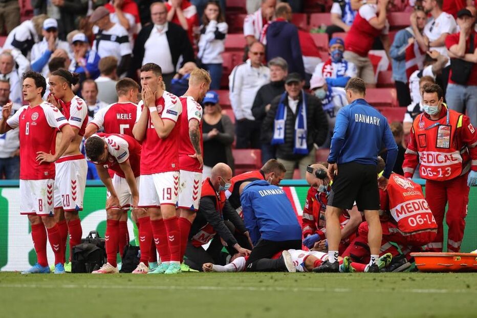 Eriksen cai inanimado no relvado durante jogo do Euro 