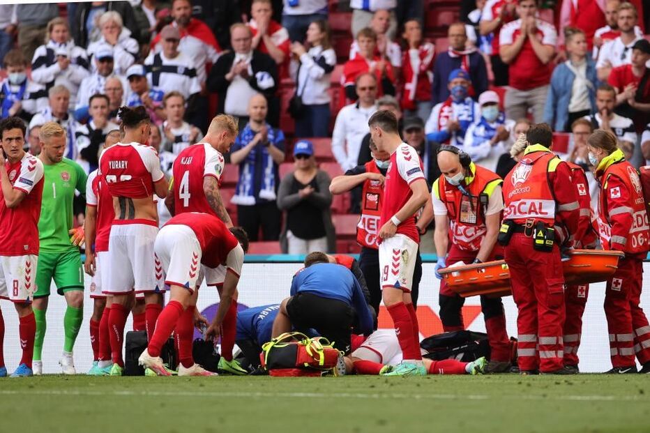 Eriksen cai inanimado no relvado durante jogo do Euro 