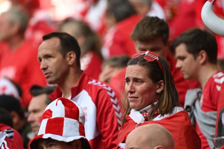 Eriksen cai inanimado no relvado durante jogo do Euro 