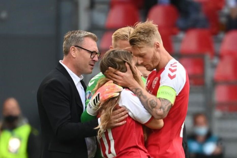 Sabrina é confortada pelos colegas de Eriksen