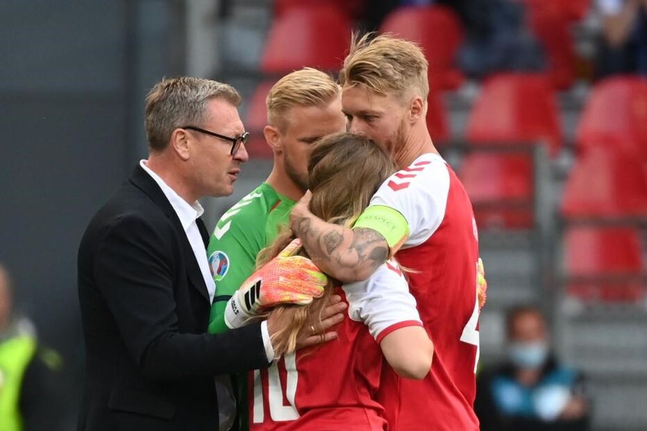 Sabrina é confortada pelos colegas de Eriksen