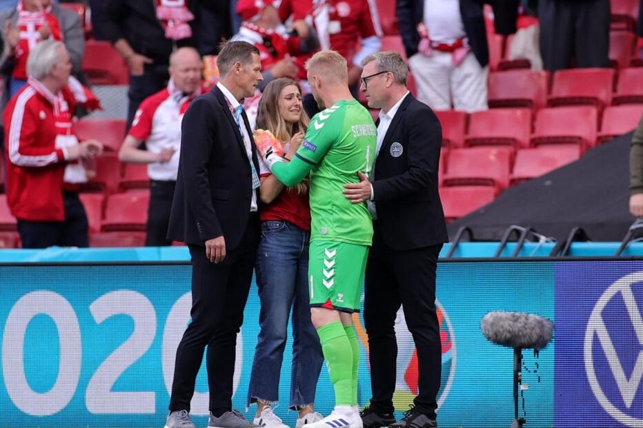 Sabrina é confortada pelos colegas de Eriksen