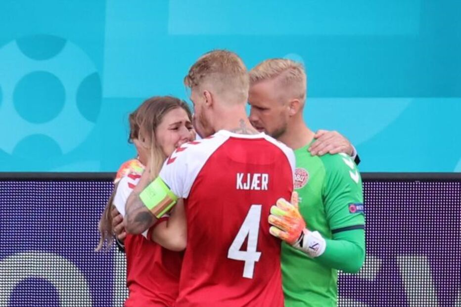 Sabrina é confortada pelos colegas de Eriksen