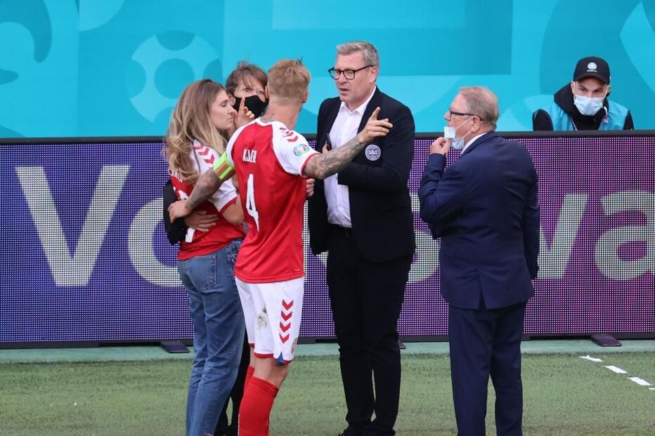 Sabrina é confortada pelos colegas de Eriksen