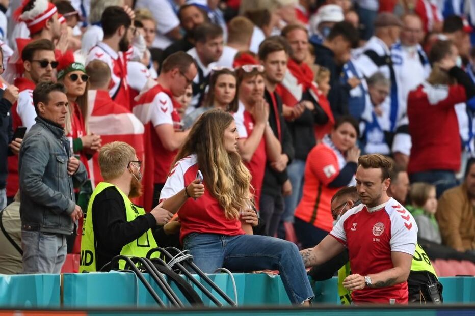 Sabrina é confortada pelos colegas de Eriksen