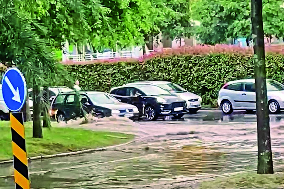 Várias ruas de Braga ficaram alagadas após a forte precipitação