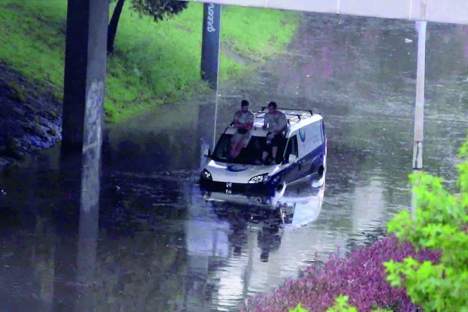 Carrinha ficou retida na Circular Urbana de Braga e os ocupantes refugiaram-se no tejadilho