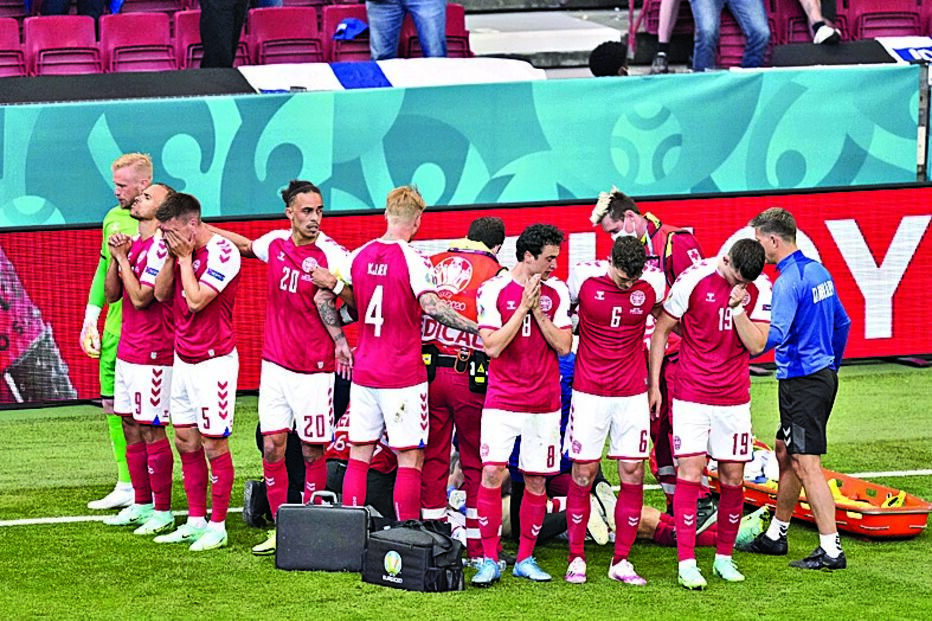 Colegas emocionados taparam Eriksen enquanto era socorrido 