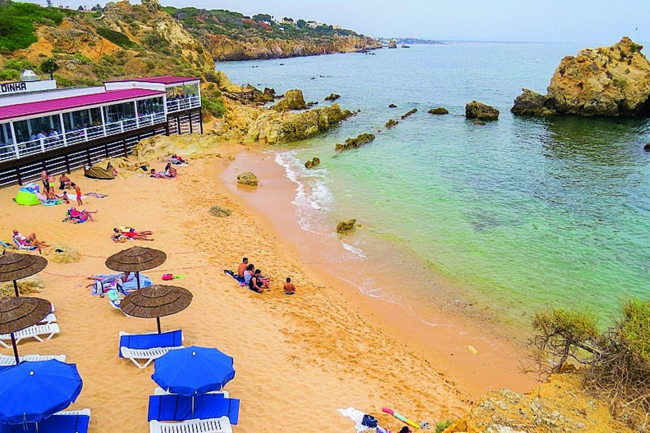 Arrifes: praia no concelho de Albufeira esteve, sábado à tarde, com ocupação plena