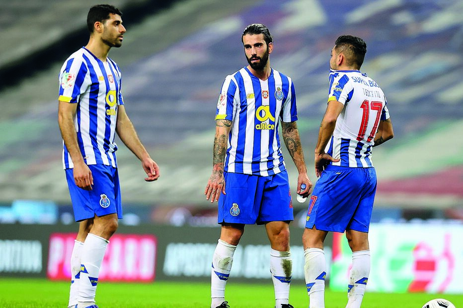 Sérgio Oliveira e Corona (na imagem com Taremi, à esquerda) podem estar de saída do FC Porto
