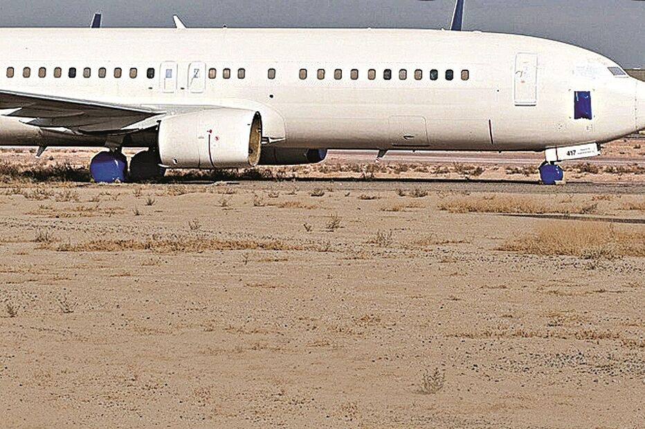 O avião, ainda com a antiga matrícula, estacionado no deserto