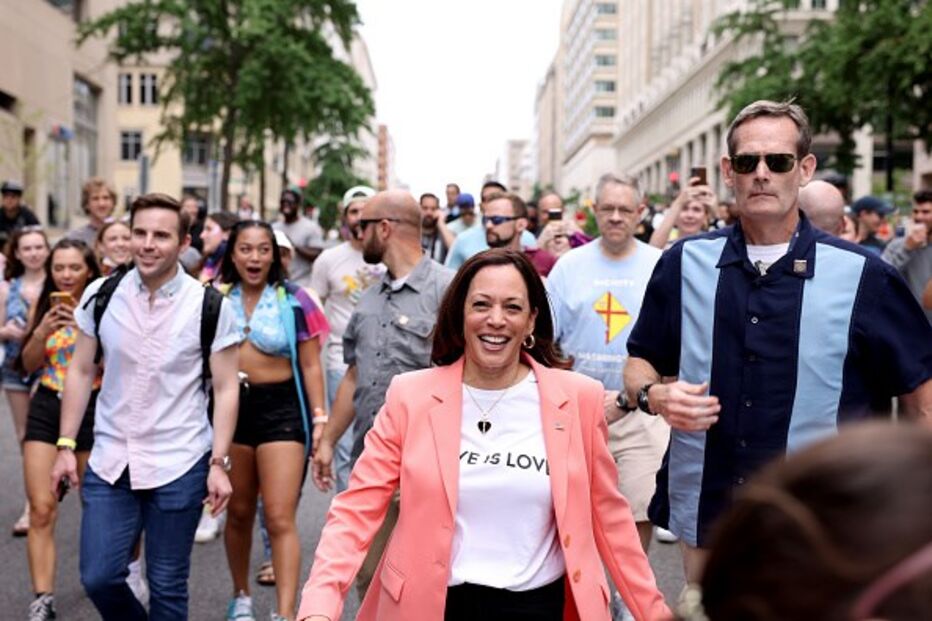 Vice Kamala Harris em marcha pelo orgulho LGBTQ+ em Washington