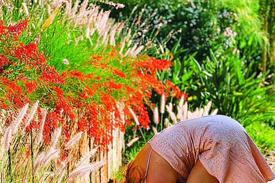 A atriz com o filho mais novo no jardim da nova casa