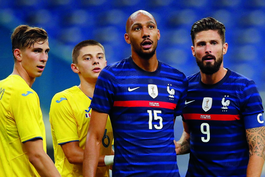 Nzonzi (ao centro) é internacional francês e foi campeão do Mundo em 2018 (aqui ao lado de Giroud)