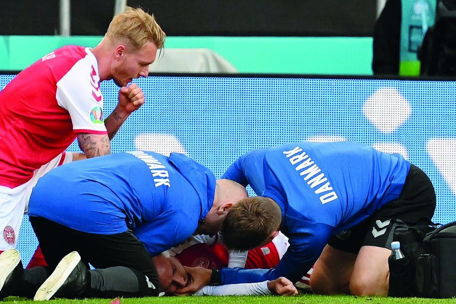 Eriksen ficou inconsciente e os clínicos aperceberam-se de que necessitava de manobras de 