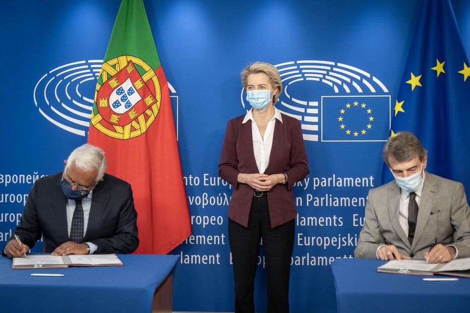 António Costa assina documento que oficializa certificado digital da Covid