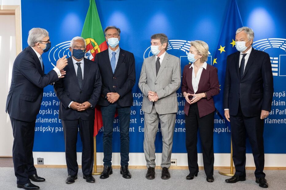 António Costa assina documento que oficializa certificado digital da Covid