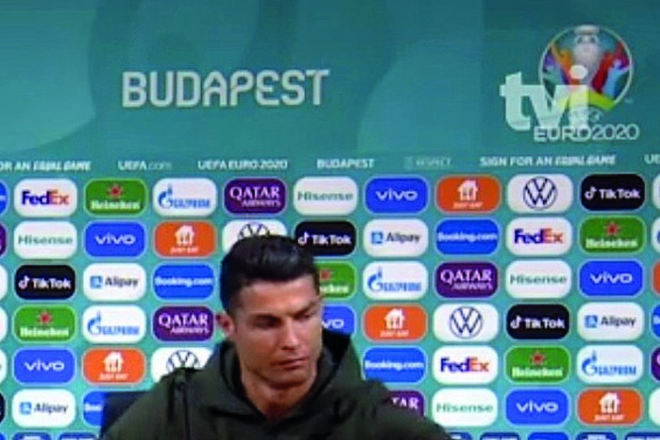 Cristiano Ronaldo desvia garrafas de refrigerantes antes da conferência