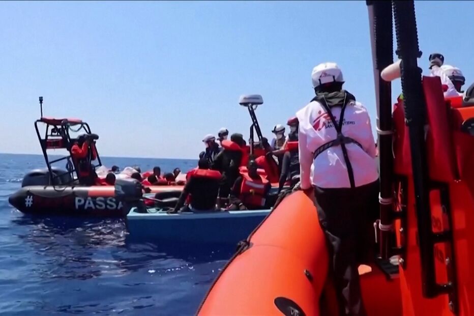 2021-06-15_13_02_14 Centenas de migrantes resgatados no mar mediterraneo_sábado.jpg